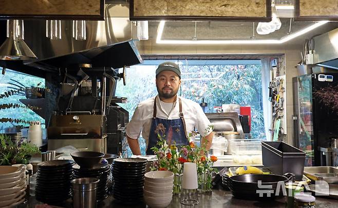 [서울=뉴시스] 김금보 기자 = 흑백요리사에 '고기깡패'로 출연한 데이비드 리(43) 군몽 오너 셰프가 지난 18일 서울 용산구 군몽에서 뉴시스와의 인터뷰에 앞서 포즈를 취하고 있다. 2024.10.25. kgb@newsis.com