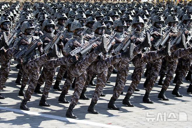 [평양=AP/뉴시스]2018년 9월 9일 북한 평양에서 열린 북한 건국 70주년 기념 열병식에서 행진하고 있는 북한 군인들. 러시아에 파견된 북한군이 27일이나 28일 처음으로 전투 지역에 배치될 것으로 보인다고 볼로디미르 젤렌스키 우크라이나 대통령이 25일 밝혔다. 2024.10.25.