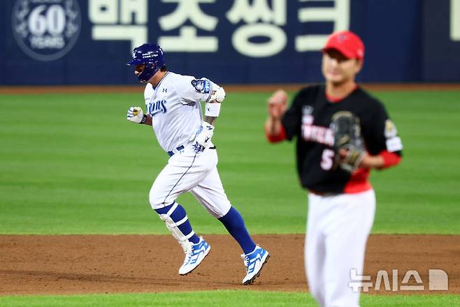 [대구=뉴시스] 전신 기자 = 25일 대구 수성구 대구삼성라이온즈파크에서 열린 2024 KBO 포스트시즌 한국시리즈 3차전 KIA 타이거즈와 삼성 라이온즈의 경기에서 7회말 무사 삼성 박병호가 김헌곤에 이어 백투백 솔로 홈런을 친 뒤 그라운드를 돌고 있다. 2024.10.25. photo1006@newsis.com