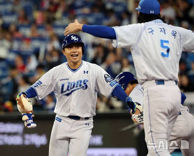 [대구=뉴시스] 김금보 기자 = 25일 대구 수성구 대구삼성라이온즈파크에서 열린 2024 KBO 포스트시즌 한국시리즈 3차전 KIA 타이거즈와 삼성 라이온즈의 경기에서 7회말 무사 삼성 김헌곤이 솔로 홈런을 친 뒤 기뻐하고 있다. 2024.10.25. kgb@newsis.com