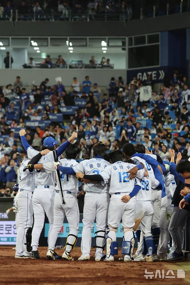 [대구=뉴시스] 김금보 기자 = 25일 대구 수성구 대구삼성라이온즈파크에서 열린 2024 KBO 포스트시즌 한국시리즈 3차전 KIA 타이거즈와 삼성 라이온즈의 경기, 7회말 무사 주자 없는 상황에서 삼성 박병호가 솔로 홈런을 때린 기뻐하고 있다. 2024.10.25. kgb@newsis.com