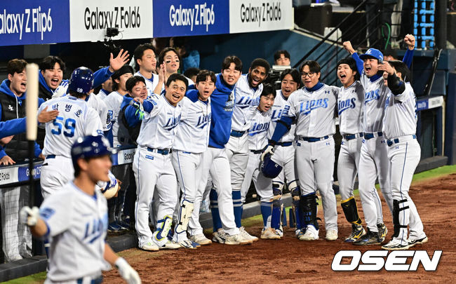 [OSEN=대구, 지형준 기자] 25일 대구삼성라이온즈파크에서 2024 신한 SOL뱅크 KBO 한국시리즈 3차전 삼성 라이온즈와 KIA 타이거즈의 경기가 열렸다.삼성은 대니 레예스, KIA는 에릭 라우어를 선발 투수로 내세웠다.7회말 무사에서 삼성 박병호가 우월 솔로포를 날리며 동료선수들과 기뻐하고 있다. 2024.10.25 / jpnews@osen.co.kr