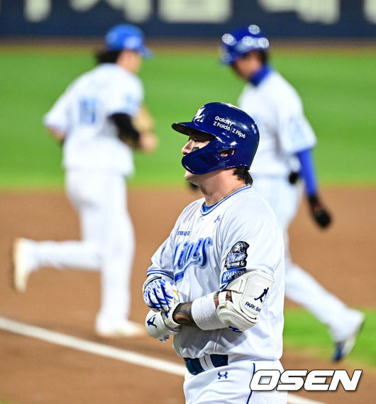 [OSEN=대구, 지형준 기자] 25일 대구삼성라이온즈파크에서 2024 신한 SOL뱅크 KBO 한국시리즈 3차전 삼성 라이온즈와 KIA 타이거즈의 경기가 열렸다.삼성은 대니 레예스, KIA는 에릭 라우어를 선발 투수로 내세웠다.2회말 1사 1루에서 삼성 박병호가 3루땅볼 병살로 물러나고 있다. 2024.10.25 / jpnews@osen.co.kr