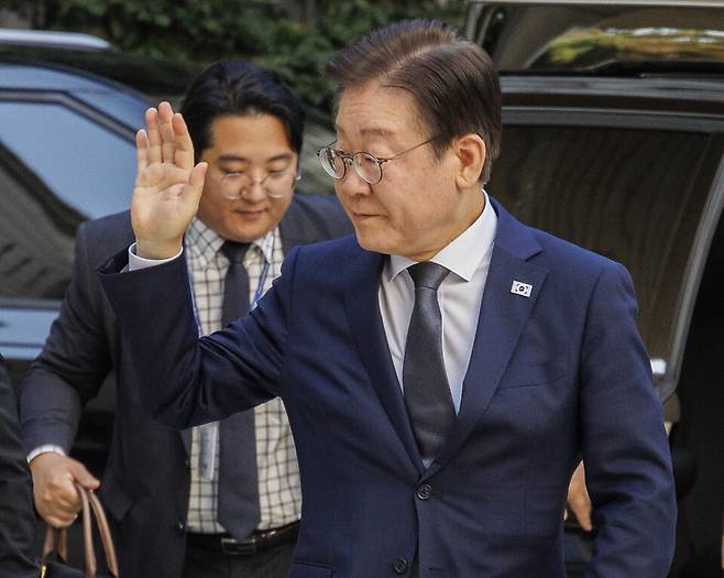 이재명 더불어민주당 대표가 25일 오전 서울 서초구 서울중앙지법에서 열린 '대장동 배임·성남FC 뇌물' 1심 속행 공판에 출석하는 과정에서 지지자들에게 인사하고 있다. ⓒ연합뉴스