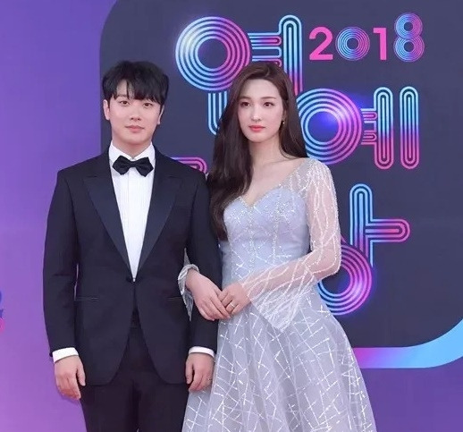 2018 KBS 연예대상에 동반 참석했던 최민환과 율희. KBS 제공