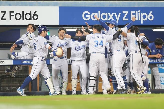 한국시리즈 3차전에서 홈런을 치고 들어오는 박병호를 반기는 삼성 선수단. 삼성 라이온즈 제공