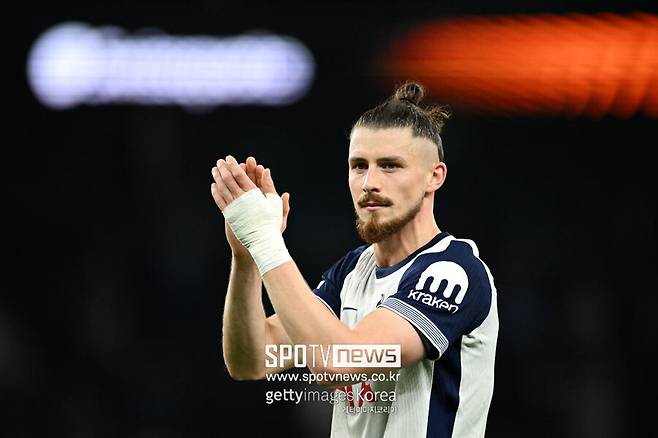 ▲ 영국 매체 '커트오프사이드'는 25일(한국시간) "드라구신은 엔지 포스테코글루 감독 체제에서 출전 시간이 제한되는 등 힘든 시간을 보내고 있다. 그의 미래에 대한 여러 이야기가 나오고 있다"라고 보도했다. 이어 "그러나 그의 에이전트인 플로리안 마네아는 드라구신의 이적이 임박했다는 소문을 일축했다"라고 덧붙였다.