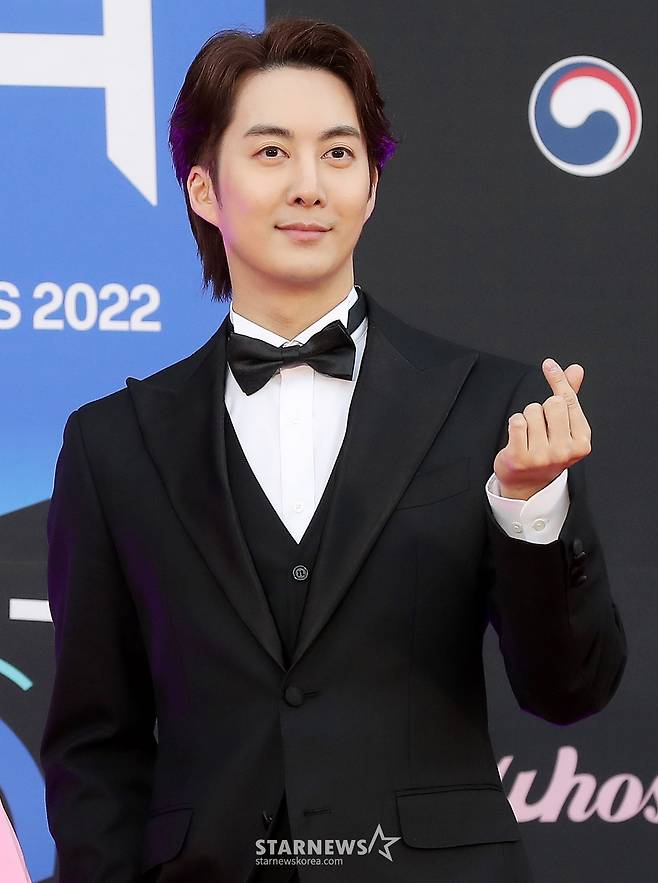 가수 김형준이 10일 오후 서울 송파구 잠실종합운동장 실내체육관에서 진행된 '30주년 한터뮤직어워즈 2022' 레드카펫에 참석해 포즈를 취하고 있다. 2023.02.10