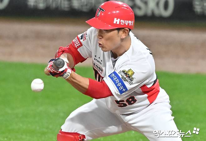 KIA 내야수 서건창은 25일 삼성라이온즈파크에서 열릴 '2024 신한 SOL Bank KBO 포스트시즌' 삼성과 한국시리즈(7전 4승제) 3차전에서 7번타자 1루수로 선발 출전한다. 상대가 에이스 레예스를 내세우기에 작전 수행 능력에 뛰어난 서건창을 투입해 상황에 맞는 야구를 하려 한다. 엑스포츠뉴스 DB