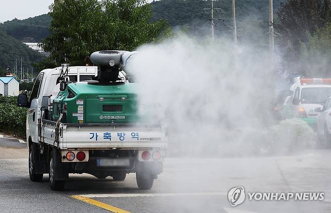 럼피스킨 차단 방역차 [연합뉴스 자료사진]