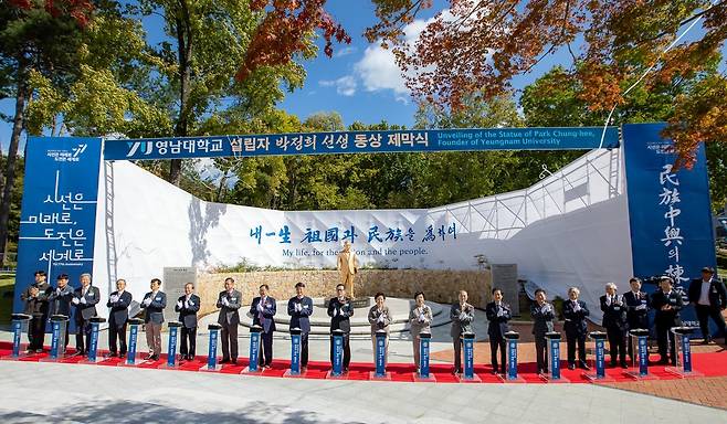 박정희 선생 동상 제막식 (경산=연합뉴스) 지난 23일 학내 천마아너스파크 광장에 2.5m 크기의 '박정희 선생' 동상 제막식을 열리고 있다. 2024.10.25 [영남대 제공, 재판매 및 DB 금지] sunhyung@yna.co.kr