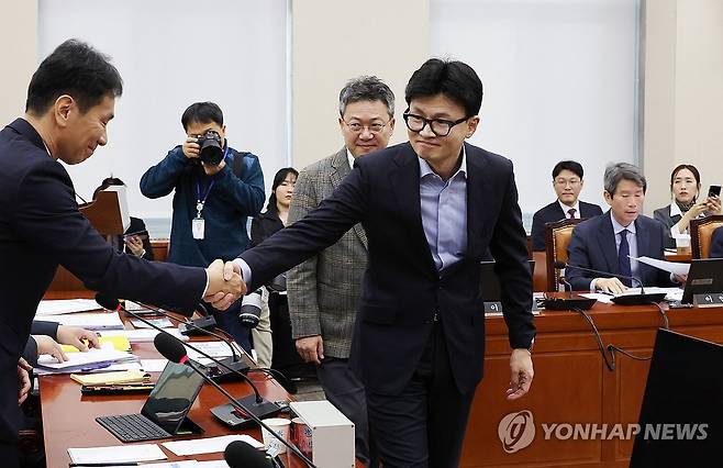 국정감사장 찾은 한동훈 대표 (서울=연합뉴스) 김주형 기자 = 국민의힘 한동훈 대표가 전날 오후 국정감사가 열리고 있는 국회 상임위를 격려 방문하고 있다. 2024.10.24 kjhpress@yna.co.kr