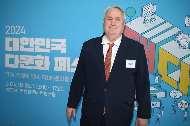 '2024 대다페' 참석차 연합뉴스와 인터뷰하는 인요한 (서울=연합뉴스) 성도현 기자 = 국가기간뉴스통신사 연합뉴스와 우리금융그룹 우리다문화장학재단이 25일 서울 강남구 세텍(SETEC) 컨벤션센터에서 주최한 다문화 축제 '2024 대한민국 다문화 페스타(대다페)'에 참석한 인요한 국민의힘 최고위원이 연합뉴스와 인터뷰를 하고 있다. 2024.10.25 raphael@yna.co.kr