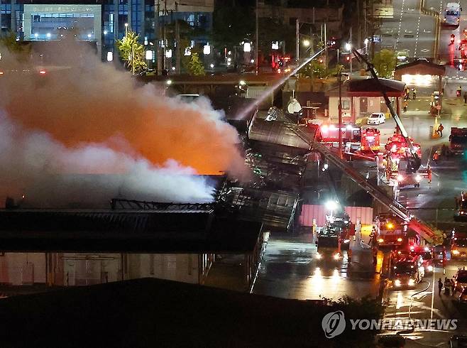 주한미군 시설 55보급창 화재 (부산=연합뉴스) 손형주 기자 = 24일 오후 부산 동구 범일동 주한미군 시설인 55보급창 창고에서 화재가 발생해 소방당국이 대응 2단계를 발령하고 진화작업을 벌이고 있다. 2024.10.24 handbrother@yna.co.kr