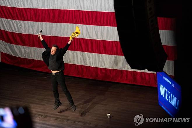 도널드 트럼프 전 대통령을 위한 지원유세를 벌이는 일론 머스크 [AFP 연합뉴스 자료사진]