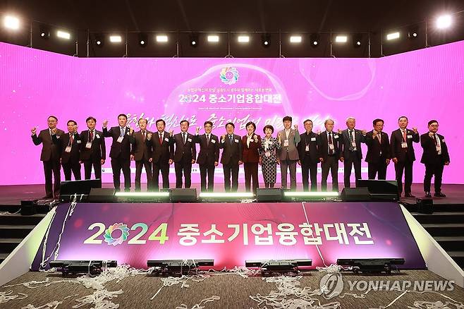 2024 중소기업 융합대전 개막식 (서울=연합뉴스) 김성섭 중소벤처기업부 차관이 24일 광주 김대중 컨벤션센터에서 열린 '2024 중소기업 융합대전' 개막식에서 참석자들과 기념 촬영을 하고 있다. 2024.10.24 [중소벤처기업부 제공. 재판매 및 DB 금지] photo@yna.co.kr