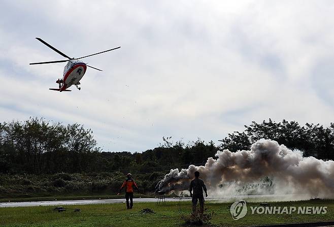 대전소방·국군대전병원 환자 이송훈련 (대전=연합뉴스) 이주형 기자 = 25일 오후 대전 유성구 국군대전병원에서 대전소방본부와 국군대전병원의 응급환자 헬기 이송 합동훈련이 진행되고 있다. 2024.10.25 coolee@yna.co.kr