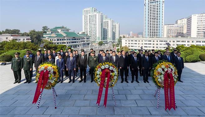 25일 평양에서 '중국군 한국전쟁 참전' 74주년 기념하는 중국대사관 관계자들 [주북 중국대사관 제공. 재판매 및 DB 금지]