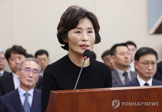 답변하는 김형숙 교수 (서울=연합뉴스) 신준희 기자 = 김형숙 한양대학교 교수가 25일 국회에서 열린 과학기술정보통신위원회 국정감사에서 의원 질의에 답하고 있다. 2024.10.25 hama@yna.co.kr