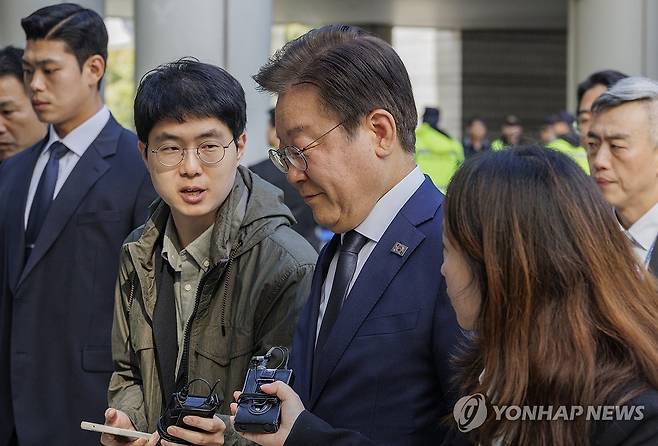 '대장동·성남FC', 1심 속행 공판 출석하는 이재명 대표 (서울=연합뉴스) 황광모 기자 = 더불어민주당 이재명 대표가 25일 오전 서울 서초구 서울중앙지법에서 열린 '대장동 배임·성남FC 뇌물' 1심 속행 공판에 출석하고 있다. 2024.10.25 hkmpooh@yna.co.kr