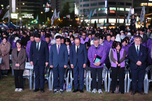 이정민 10·29 이태원 참사 유가족협의회 운영위원장, 추경호 국민의힘 원내대표, 박찬대 더불어민주당 원내대표 등 참석자들이 26일 서울광장에서 열린 10·29 이태원 참사 2주기 시민추모대회에서 묵념하고 있다. 사진=연합뉴스