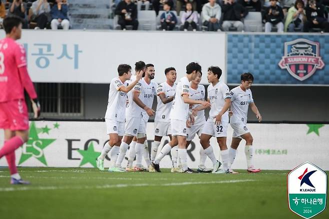 26일 수원과의 경기에서 루카스의 선제골이 나오자 기뻐하는 FC서울 선수들