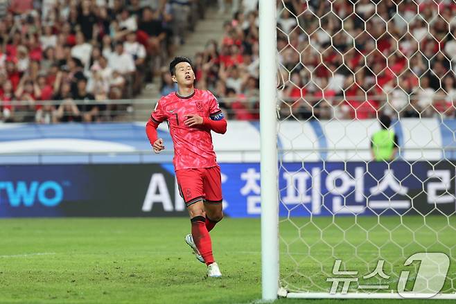 5일 서울월드컵경기장에서 열린 2026 국제축구연맹(FIFA) 북중미 월드컵 아시아 3차 예선 B조 1차전 대한민국과 팔레스타인의 경기, 골 기회를 놓친 대한민국 손흥민이 아쉬워하고 있다. 2024.9.5/뉴스1 ⓒ News1 박지혜 기자