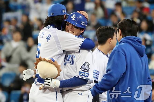 25일 오후 대구 삼성라이온즈파크에서 열린 프로야구 '2024 신한 SOL 뱅크 KBO 포스트시즌' 한국시리즈 3차전 KIA 타이거즈와 삼성 라이온즈의 경기, 5회말 1사 주자 없는 상황 삼성 7번타자 김영웅이 우중월 1점 홈런을 친 뒤 구자욱과 포옹하고 있다. 2024.10.25/뉴스1 ⓒ News1 공정식 기자