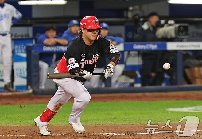 25일 오후 대구 삼성라이온즈파크에서 열린 프로야구 '2024 신한 SOL 뱅크 KBO 포스트시즌' 한국시리즈 3차전 KIA 타이거즈와 삼성 라이온즈의 경기 5회초 KIA 공격 무사 1루 상황에서 김선빈이 희생번트를 성공하고 있다. 2024.10.25/뉴스1 ⓒ News1 장수영 기자