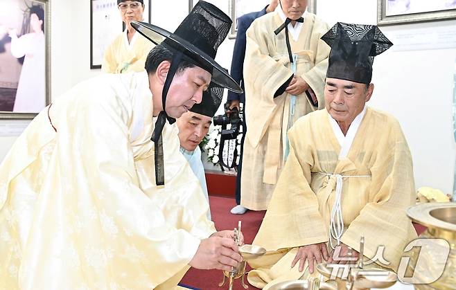 26일 경북 구미 박정희 생가에서 열린 박 전 대통령 서거 제45주기 추도식에서 김장호 구미시장이 술잔을 올리고 있다. (구미시 제공) 2024.10.26/뉴스1