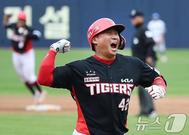 26일 오후 대구 삼성라이온즈파크에서 열린 프로야구 '2024 신한 SOL 뱅크 KBO 포스트시즌' 한국시리즈 4차전 KIA 타이거즈와 삼성 라이온즈의 경기, KIA 9번타자로 나온 김태군이 3회초 2사 만루 상황 교체된 삼성 투수 송은범을 상대로 좌월 만루홈런을 친 뒤 기뻐하고 있다. 2024.10.26/뉴스1 ⓒ News1 공정식 기자