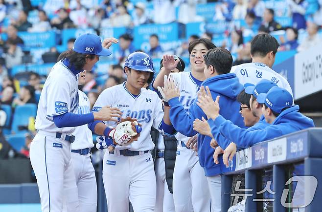 26일 오후 대구 삼성라이온즈파크에서 열린 프로야구 '2024 신한 SOL 뱅크 KBO 포스트시즌' 한국시리즈 4차전 KIA 타이거즈와 삼성 라이온즈의 경기 5회말 삼성 공격 선두타자 이재현이 솔로 홈런을 친 뒤 동료들과 기쁨을 나누고 있다. 2024.10.26/뉴스1 ⓒ News1 장수영 기자