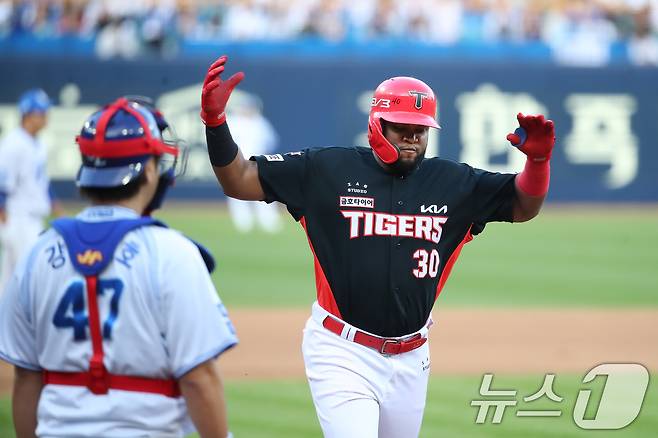 26일 오후 대구 삼성라이온즈파크에서 열린 프로야구 '2024 신한 SOL 뱅크 KBO 포스트시즌' 한국시리즈 4차전 KIA 타이거즈와 삼성 라이온즈의 경기, 6회초 KIA 공격 1사 1루 상황에서 5번타자 소크라테스가 2점 홈런을 친 뒤 동료들과 기쁨을 나누고 있다. 2024.10.26/뉴스1 ⓒ News1 공정식 기자