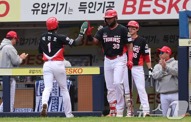 26일 오후 대구 삼성라이온즈파크에서 열린 프로야구 '2024 신한 SOL 뱅크 KBO 포스트시즌' 한국시리즈 4차전 KIA 타이거즈와 삼성 라이온즈의 경기 1회초 KIA 공격 1사 2,3루 상황에서 3루주자 박찬호가 나성범의 땅볼 타구를 틈타 득점을 성공하고 있다. 2024.10.26/뉴스1 ⓒ News1 장수영 기자