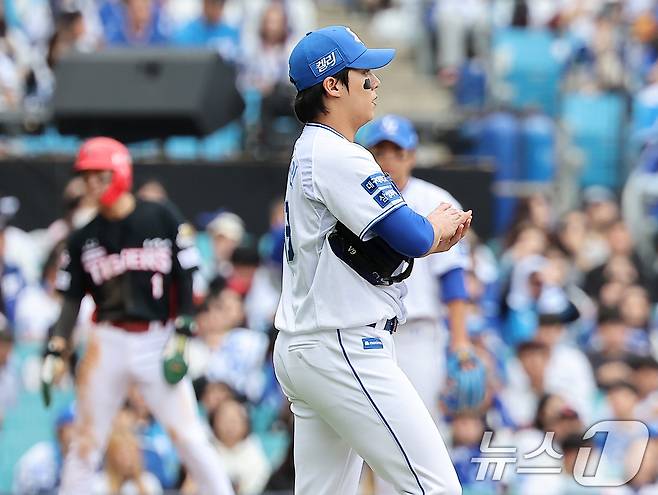 26일 오후 대구 삼성라이온즈파크에서 열린 프로야구 '2024 신한 SOL 뱅크 KBO 포스트시즌' 한국시리즈 4차전 KIA 타이거즈와 삼성 라이온즈의 경기, 삼성 선발 원태인이 1회초 무사 1루에서 KIA 김선빈에게 2루타를 허용하며 2,3루가 되자 아쉬워하고 있다. 2024.10.26/뉴스1 ⓒ News1 김진환 기자