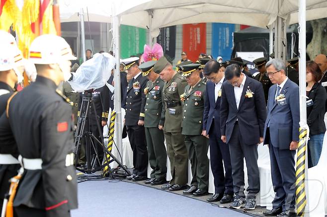 26일 제주시 애월읍 렛츠런파크 제주에서 열린 '제19회 제주마 축제'에서 6·25 한국전쟁 영웅 제주마 ‘레클리스(Reckless)’ 동상 제막식이 진행되고 있다.2024.10.26/뉴스1 ⓒ News1 홍수영 기자