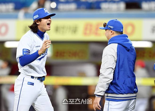 삼성 구자욱(왼쪽)이 25일 대구삼성라이온즈파크에서 열린 2024 KBO 한국시리즈 3차전 KIA와 경기에서 승리한 후 박진만 감독과 하이파이브를 하고 있다. 대구 | 박진업 기자 upandup@sportsseoul.com