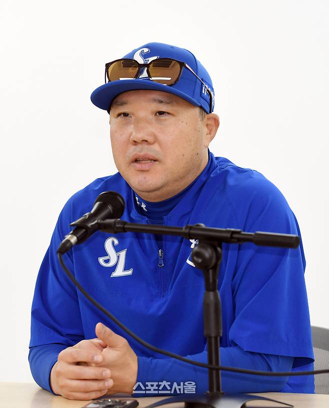 삼성 박진만 감독이 26일 대구삼성라이온즈파크에서 열린 2024 KBO 한국시리즈 4차전 KIA전에 앞서 취재진과 인터뷰를 하고 있다. 대구 | 박진업 기자 upandup@sportsseoul.com