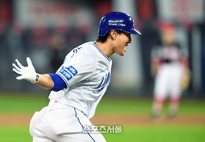 삼성 이성규가 25일 대구삼성라이온즈파크에서 열린 2024 KBO 한국시리즈 3차전 KIA와 경기에서 3회말 선제 솔로 홈런을 친 뒤 기뻐하고 있다. 대구 | 박진업 기자 upandup@sportsseoul.com