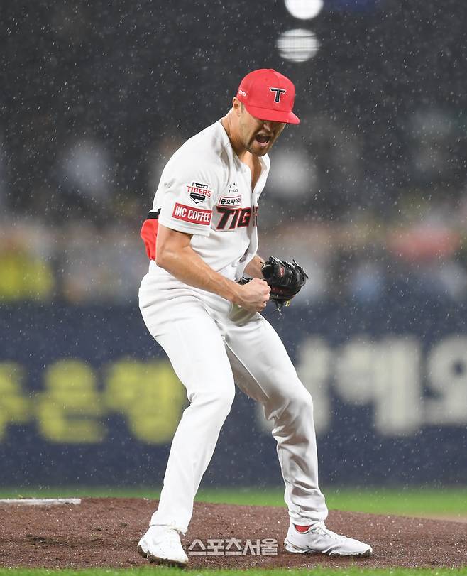 KIA 선발투수 네일이 21일 광주-기아 챔피언스 필드에서 열린 삼성과 2024 KBO 한국시리즈 1차전 1회초 2사2,3루 상대 김영웅을 삼진처리한 후 환호하고 있다. 광주 | 최승섭기자 thunder@sportsseoul.com