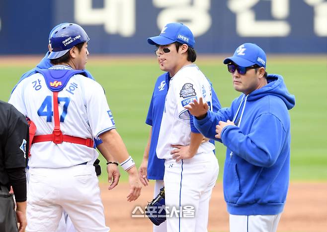 삼성 원태인(가운데)이 26일 대구삼성라이온즈파크에서 열린 2024 KBO 한국시리즈 4차전 KIA전에 선발 등판했으나 1사 만루에서 교체되고 있다. 대구 | 박진업 기자 upandup@sportsseoul.com