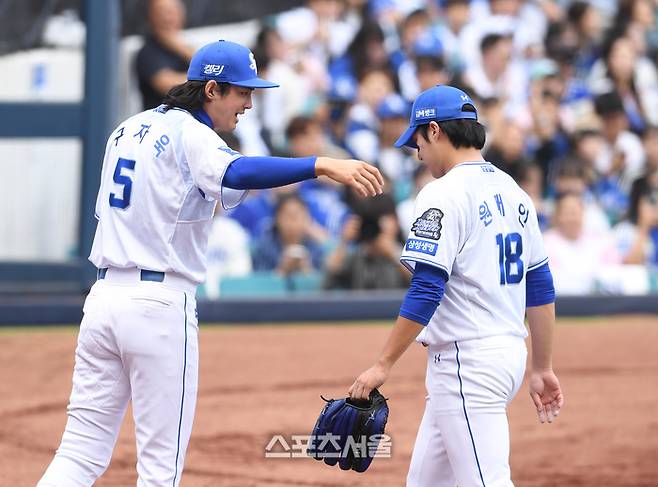 삼성 원태인(오른쪽)이 26일 대구삼성라이온즈파크에서 열린 2024 KBO 한국시리즈 4차전 KIA전에 선발 등판했으나 1사 만루에서 교체되고 있다. 대구 | 박진업 기자 upandup@sportsseoul.com