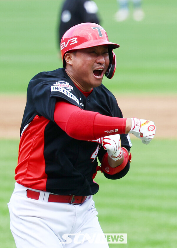 26일 대구 수성구 대구삼성라이온즈파크에서 열린 2024 KBO 포스트시즌 한국시리즈 4차전 KIA 타이거즈와 삼성 라이온즈의 경기에서 3회초 2사 만루 KIA 김태군이 만루홈런을 친 뒤 기뻐하고 있다. 사진┃뉴시스