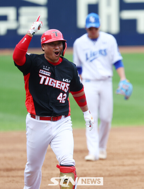 26일 대구 수성구 대구삼성라이온즈파크에서 열린 2024 KBO 포스트시즌 한국시리즈 4차전 KIA 타이거즈와 삼성 라이온즈의 경기에서 3회초 2사 만루 KIA 김태군이 만루홈런을 친 뒤 그라운드를 돌고 있다. 사진┃뉴시스