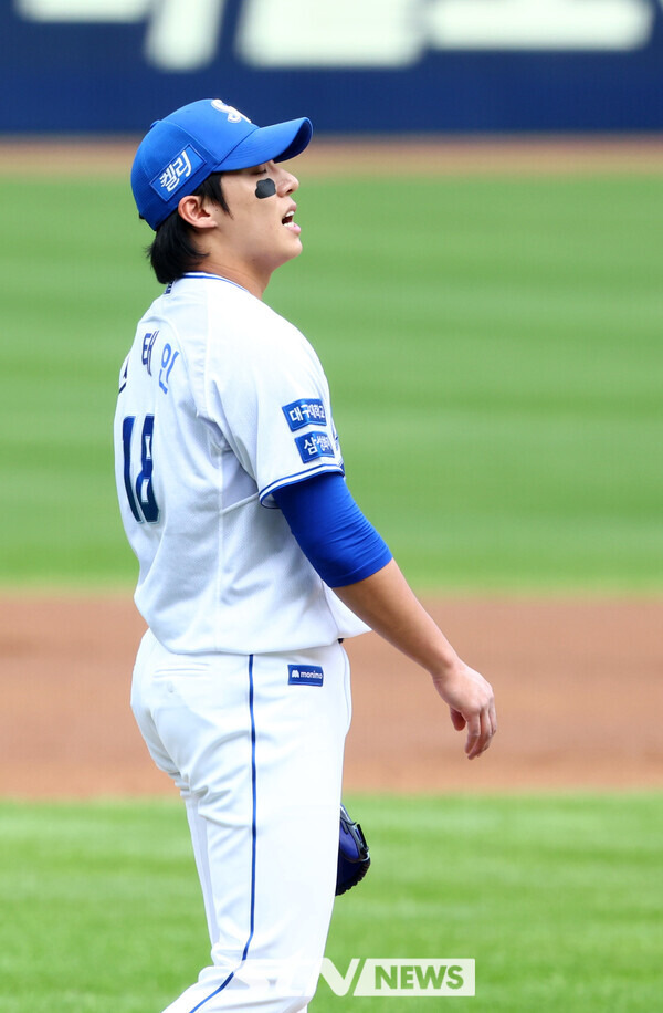 26일 대구 수성구 대구삼성라이온즈파크에서 열린 2024 KBO 포스트시즌 한국시리즈 4차전 KIA 타이거즈와 삼성 라이온즈의 경기에서 1회초 1사 2, 3루 삼성 선발 원태인이 KIA 나성범의 2루수 앞 땅볼 때 3루 주자 박찬호가 홈에서 세이프되자 아쉬워하고 있다. 사진┃뉴시스