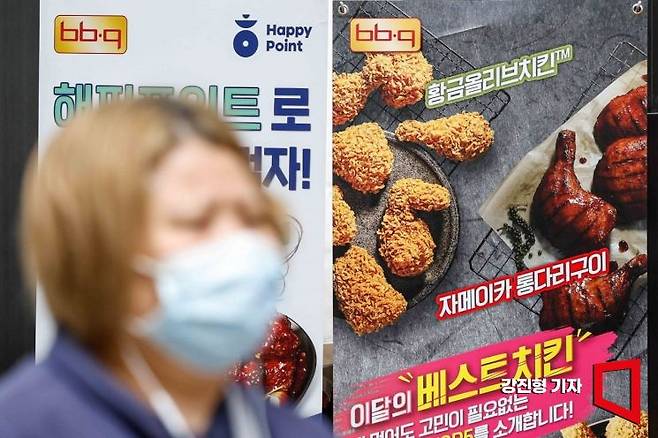 국내 대표 치킨 프랜차이즈 BBQ가 오는 23일부터 대표 제품인 '황금올리브치킨'을 2만원에서 2만3000원으로, '자메이카 통다리구이'를 2만1500원에서 2만4000원으로 가격을 인상 조정한다고 밝혔다. 사진은 22일 서울 한 BBQ 매장 앞에 세워진 홍보판. 사진=강진형 기자aymsdream@