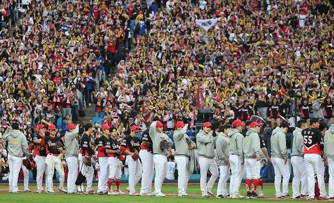 KIA 타이거즈 선수들이 26일 오후 대구 삼성라이온즈파크에서 열린 2024 신한 SOL뱅크 KBO 포스트시즌 한국시리즈 4차전에서 삼성 라이온즈에 9대2 승리 후 팬들에게 인사하고 있다. [이미지출처=연합뉴스]