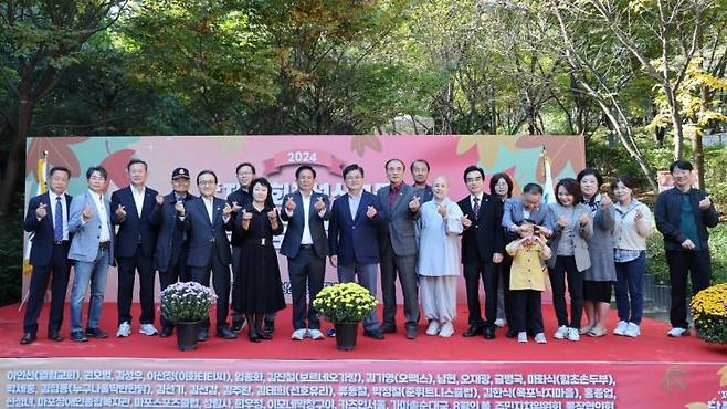 성산1동 단풍축제 현장을 찾은 박강수 마포구청장과 구민들