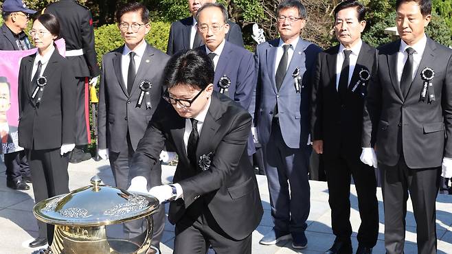 국민의힘 한동훈 대표가 26일 오전 서울 동작구 국립서울현충원에서 열린 박정희 전 대통령 서거 45주기 추모식에 참석해 분향하고 있다./연합뉴스