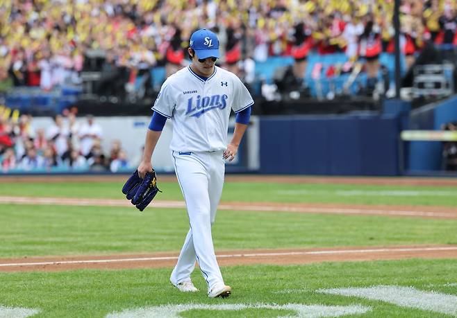 26일 대구 수성구 대구삼성라이온즈파크에서 열린 2024 KBO 포스트시즌 한국시리즈 4차전 KIA 타이거즈와 삼성 라이온즈의 경기, 3회초 1사 만루 삼성 선발 원태인이 마운드에서 내려오고 있다./뉴시스